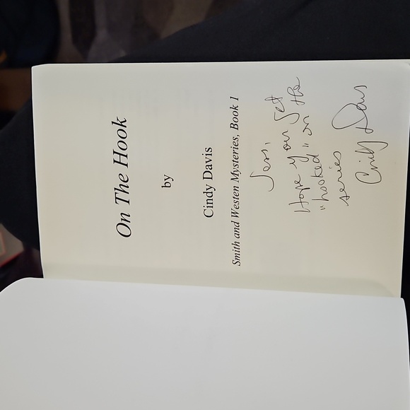 On The Hook Smith & Westen Mysteries Book 1 By Cindy Davis Paperback 315 Pages - Picture 3 of 8